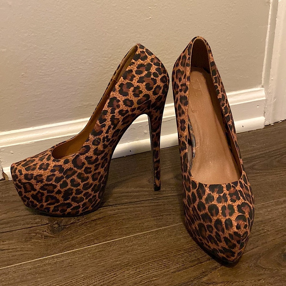 Leopard platform pumps NWOT